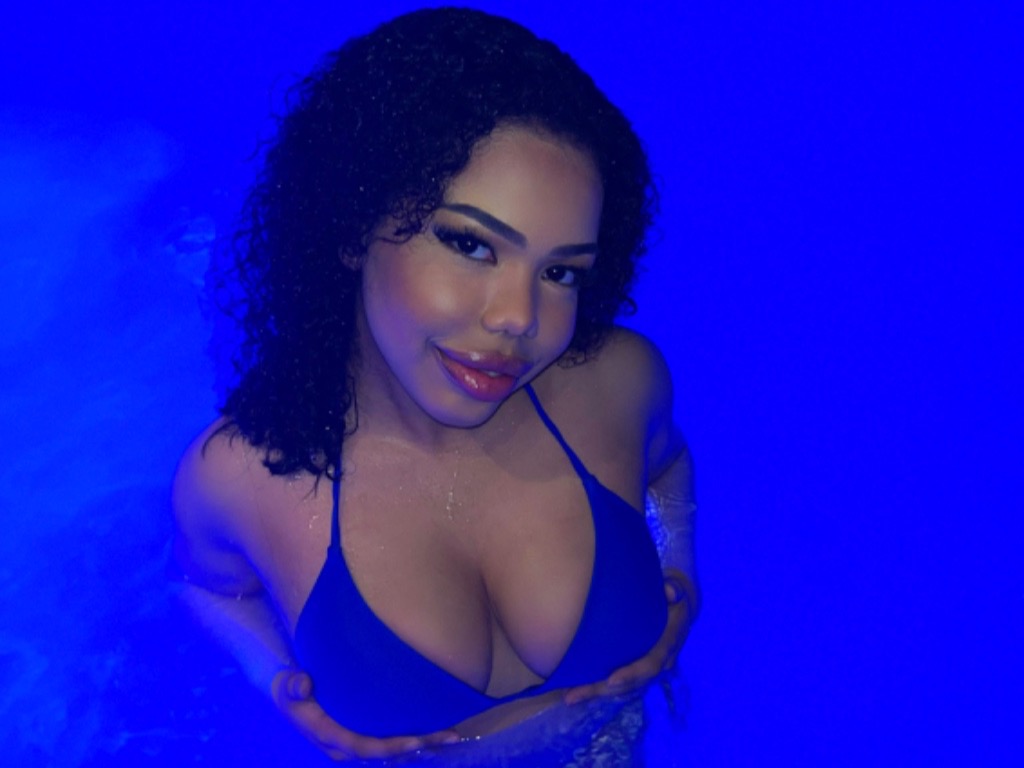 Livesex met Serenella uit Rotterdam